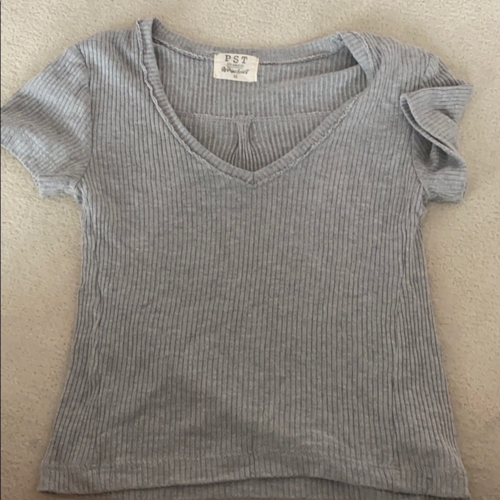 Gray ribbed t shirt